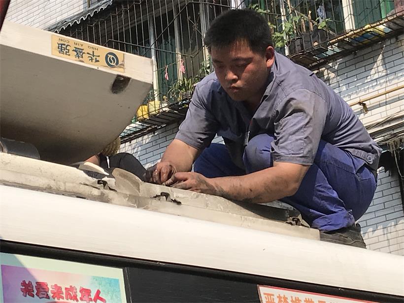 電工，檢修車輛空調(diào).jpg